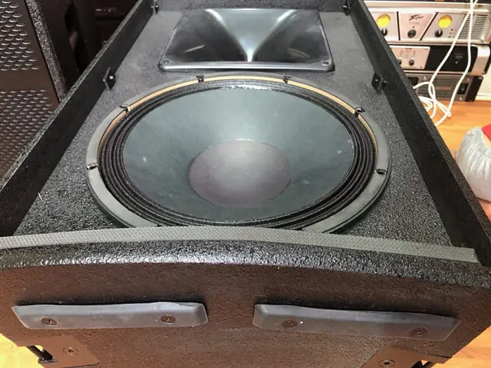 B3 X12i có thiết kế nhỏ gọn, vỏ thùng gỗ chắc chắn