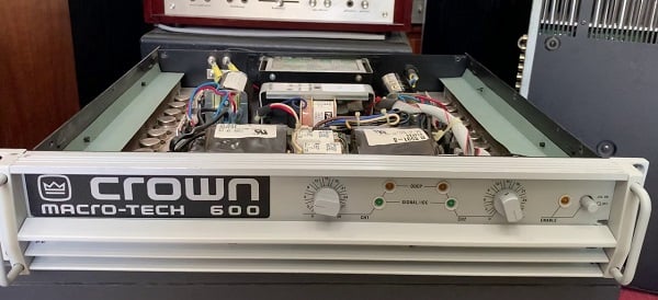 Cục đẩy công suất Crown Macro Tech 600 bãi Mỹ điện auto có đáng mua không?